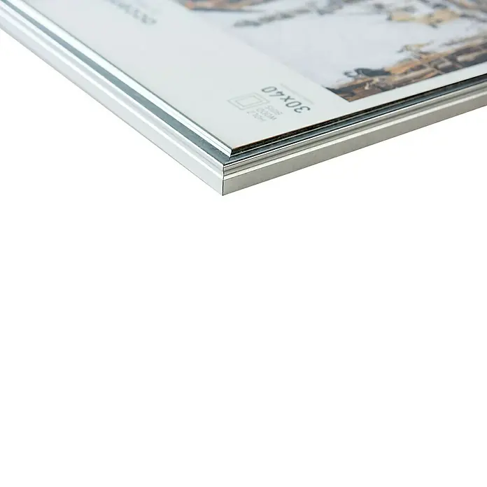 Nielsen Holzrahmen Antigo60 x 80 cm, Silber - Nahaufnahme eines silbernen Bilderrahmens mit der Aufschrift "30x40". Der Rahmen ist elegant und modern gestaltet.
