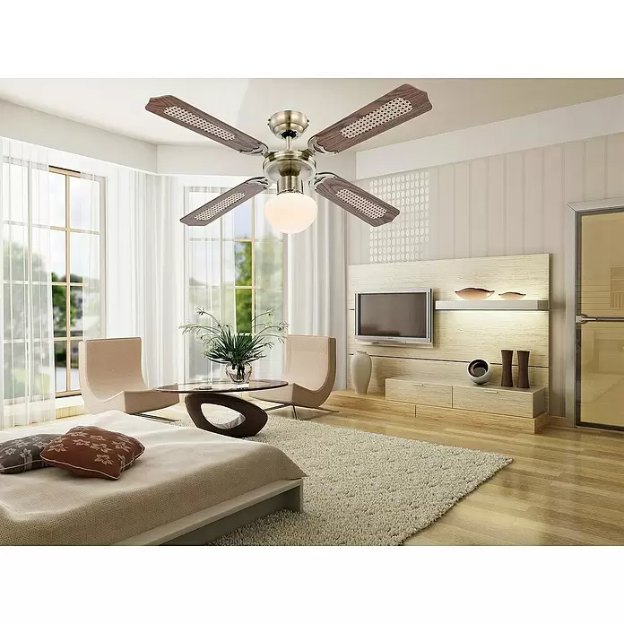 Voltomat Deckenventilator - Braun, 106,6 cm, 60 W - Bronze-farbener Deckenventilator mit fünf dunklen Holzflügeln, Rattan-Einsätzen und kugelförmiger Leuchte in einem hellen Raum.