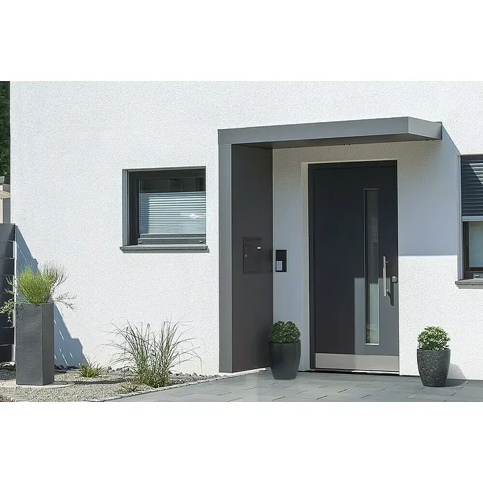 Gutta Rechteckvordach BS Plus 200 UP ST BK - 200 x 90 x 15,5 cm, Seitenteil links, Briefkasten Anthrazit - Moderne Haustür in Anthrazit mit seitlichem Fenster und Überdachung an einem weißen Haus.
