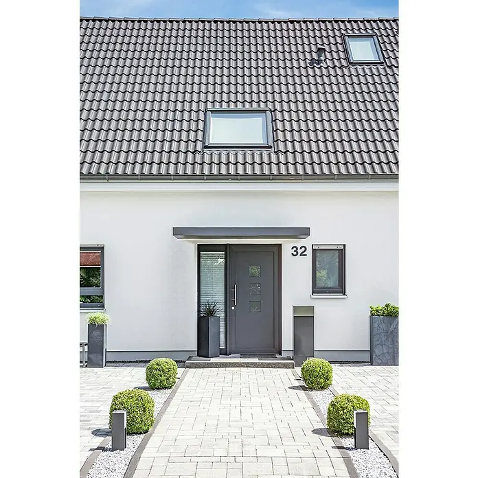 Gutta Rechteckvordach BS Standard 250 UP - 250 x 90 x 15,5 cm - Die Hausfassade mit grauer Haustür und Fenstern sowie dem grauen Dach fügt sich gut in die moderne Gestaltung des Hauses ein.