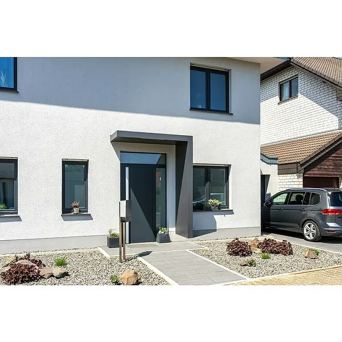Gutta Rechteckvordach BS Plus 160 UP ST - 160 x 90 x 15,5 cm, Seitenteil rechts - Modernes Haus mit anthrazitfarbener Haustür und Überdachung. Der Eingangsbereich ist einladend gestaltet mit Steinen und Bepflanzung.