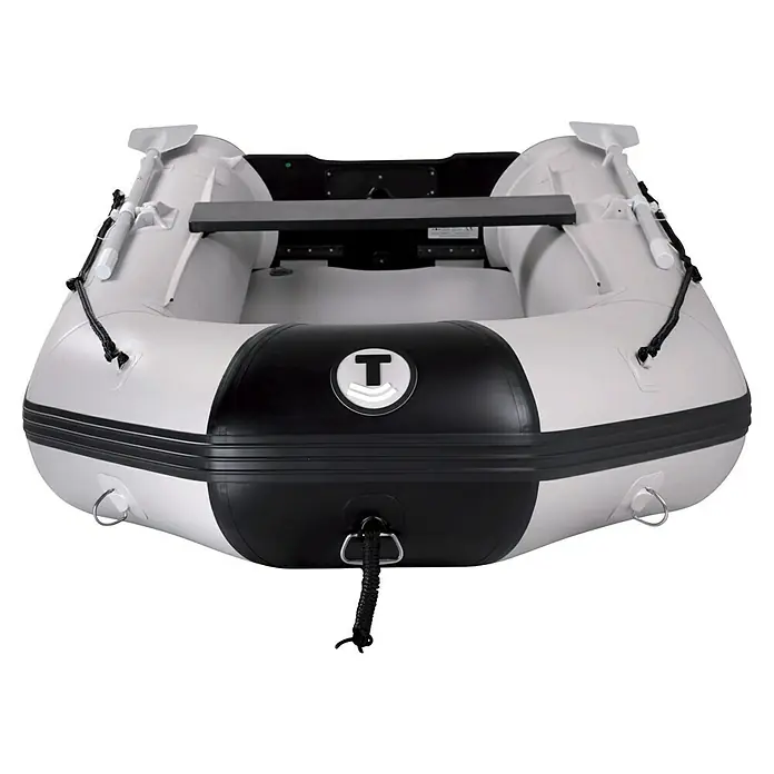 Talamex Schlauchboot Luftboden Aqualine QLA300 - L x B: 300 x 152 cm, Tragkraft: 425 kg, Geeignet für: 3+1 Personen - Ansicht eines weissen, aufblasbaren Sportboots mit schwarzem Bug, das für Freizeitaktivitäten auf dem Wasser konzipiert wurde.