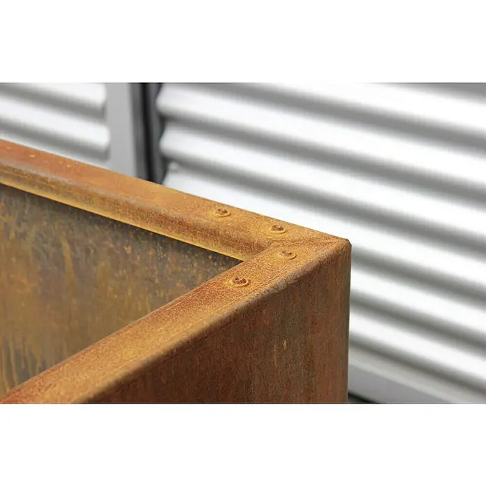 Palatino Hochbeet Urban - 100 x 100 x 70 cm, Stahl, Rostbraun - Detailaufnahme eines quadratischen Pflanzgefäßes aus rostfarbenem Stahl mit Schrauben an den Ecken, das eine robuste und industrielle Ästhetik zeigt.