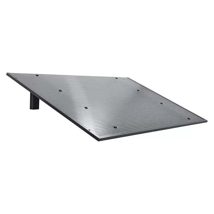 Gutta Pultvordach PT/SE - 150 x 98 x 34,5 cm, Anthrazitgrau RAL 7016, Polycarbonat klar/anthrazit 16 mm - Geneigtes silber-graues Wellblechpaneel mit schwarzem Stützbein und sichtbaren Befestigungselementen.