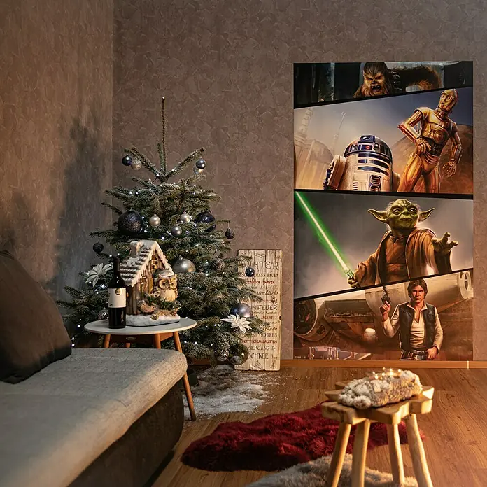 Komar Star Wars Fototapete Rebels - B x H: 120 x 200 cm, Vlies - Festliches Interieur mit Weihnachtsbaum, Dekorationen und einem Star Wars Poster, das eine gemütliche und geek-chice Atmosphäre schafft.