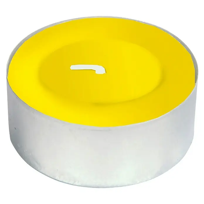 Flower Vela de citronela de té - Amarillo, Citronela - Primer plano de una sola vela de té amarilla en un recipiente plateado sobre un fondo negro.