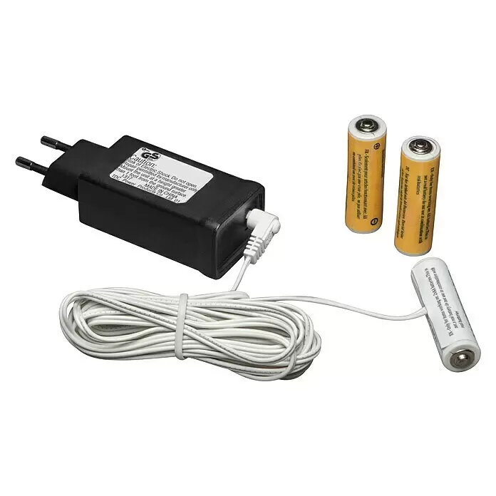 Konstsmide Netzadapter für AA-Batterien - Batterietyp: Mignon AA - Schwarzes Netzteil mit weißem Kabel, das an zwei AA-Batterie-Dummys angeschlossen ist, zur Stromversorgung batteriebetriebener Geräte.