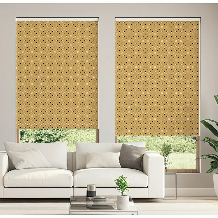 Estor enrollable Sol - An x Al: 135 x 190 cm, Mostaza - Acogedora sala de estar con elegantes persianas enrollables estampadas, filtrando suavemente la luz y asegurando la privacidad.