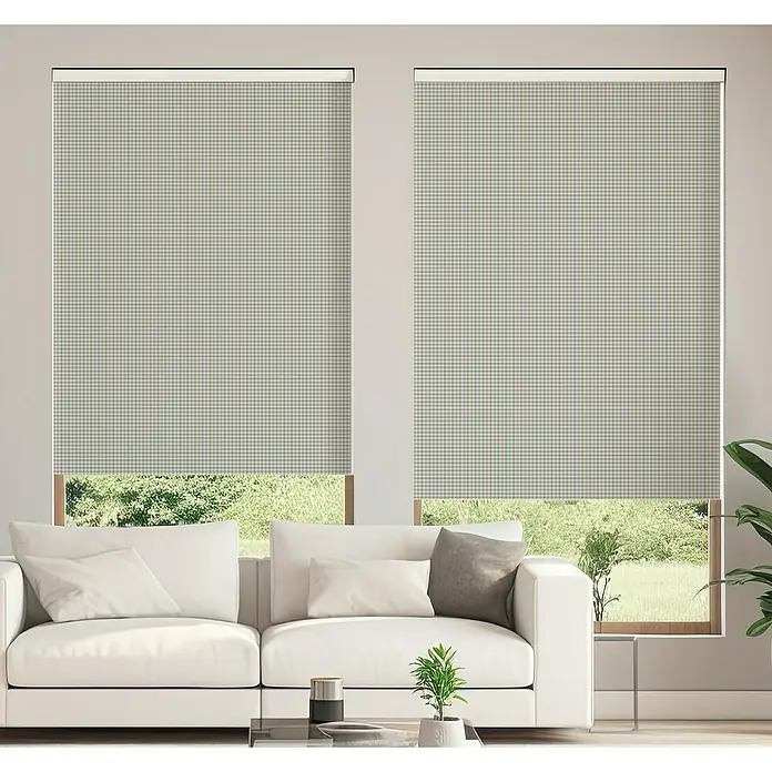 Estor enrollable Vichy - An x Al: 135 x 190 cm, Azul, Formas y patrones - Dos persianas enrollables con un patrón a cuadros frente a las ventanas en una sala de estar.