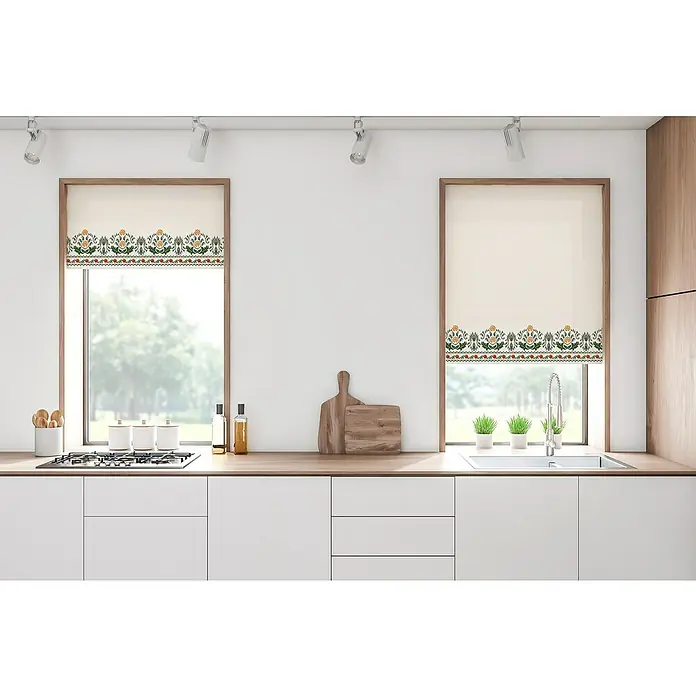 Estor enrollable Cenefa Flor Ikat - An x Al: 120 x 190 cm, Blanco, Formas y patrones - Diseño de cocina moderno con armarios blancos, una encimera de madera y persianas enrollables con bordes florales decorativos en las ventanas.