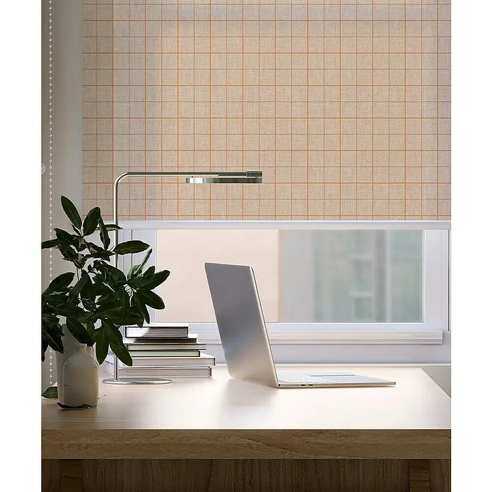 Estor enrollable Cuadro Ajedrez - An x Al: 120 x 190 cm, Natural, Formas y patrones - Un estor estampado en una oficina con un portátil y plantas. Las persianas ofrecen luz y privacidad en la habitación.