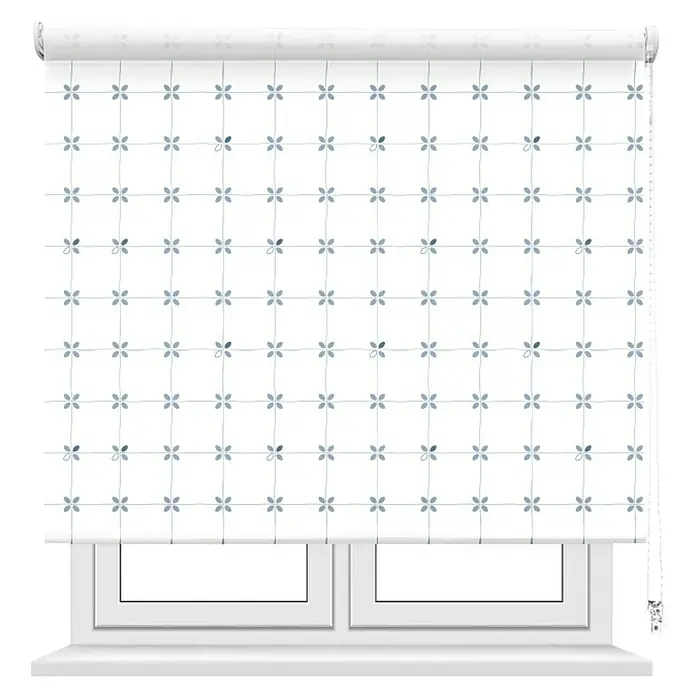 Estor enrollable Dusty Blue - An x Al: 150 x 190 cm, Azul, Formas y patrones - Una persiana enrollable blanca con un estampado floral azul cuelga delante de una ventana, proporcionando privacidad.