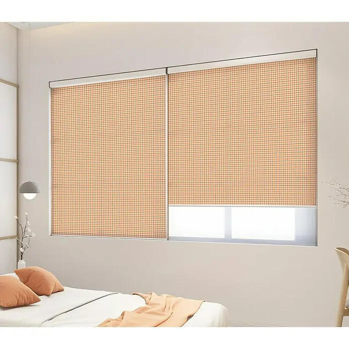 Estor enrollable Vichy - An x Al: 135 x 190 cm, Melocotón, Formas y patrones - Dos persianas enrollables naranjas con un patrón de cuadros frente a una ventana en un dormitorio brindan privacidad y control de la luz.