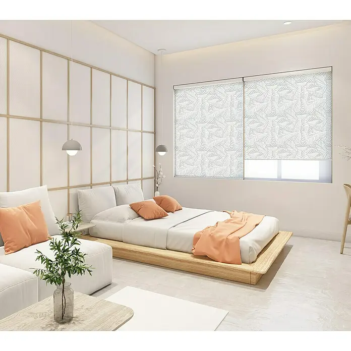 Estor enrollable Hoja Palma - An x Al: 105 x 190 cm, Blanco, Formas y patrones - Luminoso dormitorio con cama minimalista sobre plataforma de madera y persianas enrollables florales que adornan la ventana.