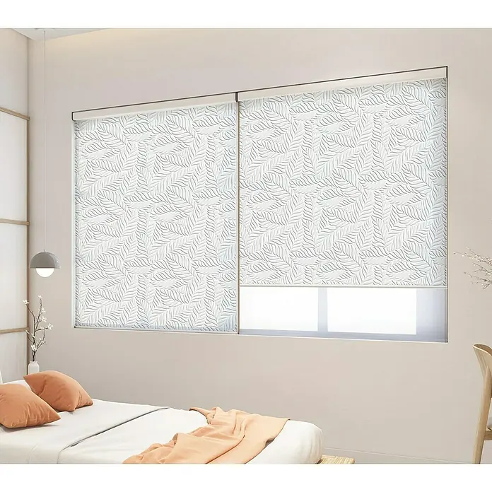 Estor enrollable Hoja Palma - An x Al: 105 x 190 cm, Blanco, Formas y patrones - Primer plano de dos persianas enrollables blancas con estampado de hojas en un dormitorio luminoso, que ofrecen privacidad y control de luz.