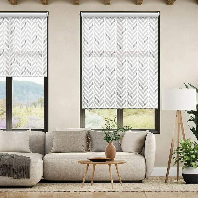 Estor enrollable Espiga - An x Al: 90 x 190 cm, Gris, Formas y patrones - Elegantes persianas enrollables con un patrón de hojas en gris y blanco, complementando una sala de estar moderna y filtrando la luz natural.