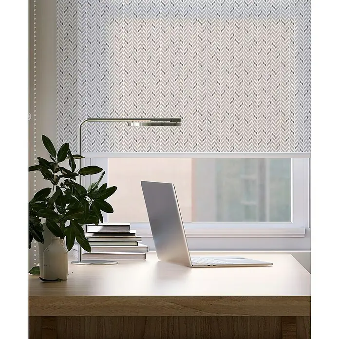 Estor enrollable Espiga - An x Al: 90 x 190 cm, Gris, Formas y patrones - Un elegante espacio de trabajo con un portátil sobre un escritorio de madera, frente a una ventana con un estor enrollable decorativo.
