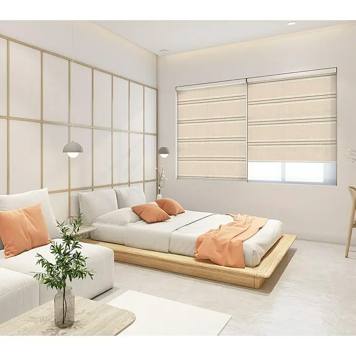 Estor enrollable Raya Discontinua - An x Al: 90 x 190 cm, Natural, Formas y patrones - Dormitorio con cama de matrimonio en plataforma, cojines naranjas, persianas enrollables y planta en un vaso sobre una mesa de madera.