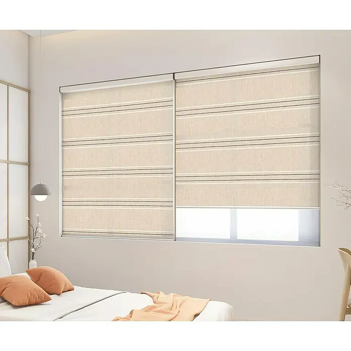 Estor enrollable Raya Discontinua - An x Al: 90 x 190 cm, Natural, Formas y patrones - Imagen de dos persianas enrollables beige con un patrón de rayas frente a una ventana, que ofrecen una decoración moderna y elegante.