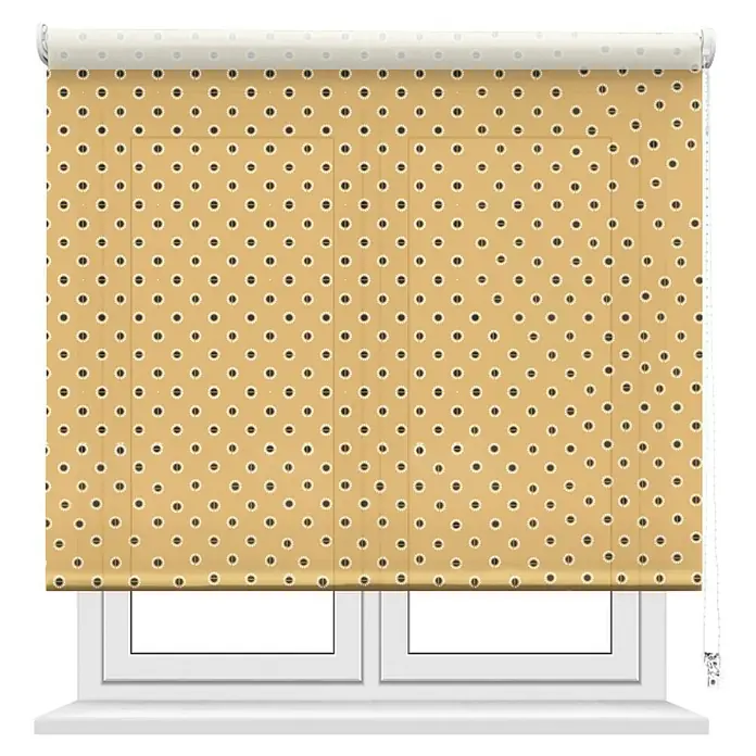 Estor enrollable Sol - An x Al: 135 x 190 cm, Mostaza - Imagen de un estor enrollable beige con pequeños estampados negros delante de una ventana blanca, que regula la luz en la habitación.