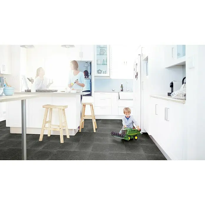 Tarkett Suelo de PVC a metros Spirit 150 Noir - Efecto de baldosa, Ancho: 2 m - Acogedora y moderna cocina con un suelo oscuro que ofrece un bonito contraste con los muebles blancos. Una elección ideal para un hogar con estilo.
