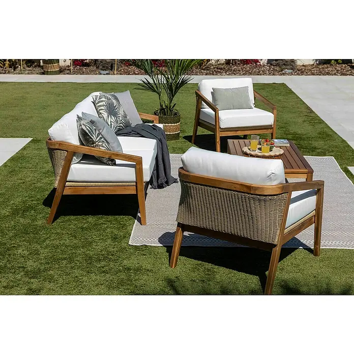 Sunfun Conjunto de muebles Anna - 4 pzs., Madera de acacia, Marrón - Tres piezas de asientos de exterior con cojines claros y elementos de madera dispuestas sobre una alfombra verde, ideales para relajarse al aire libre.
