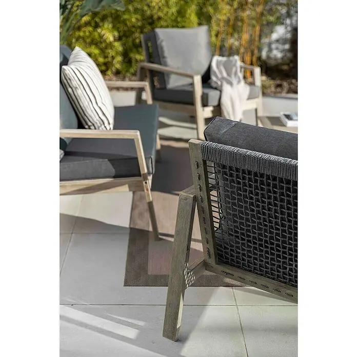 Sunfun Conjunto de muebles Chenoa - 4 pzs., Madera de acacia, Marrón - Primer plano de sillas de exterior con estructura de madera gris y cojines oscuros que crean una elegante zona de estar al aire libre.