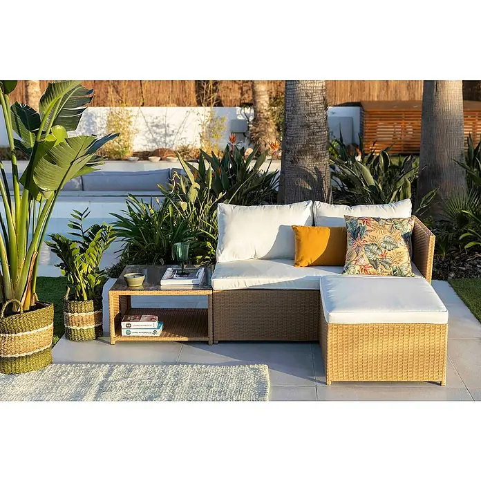 Sunfun Conjunto de muebles Samara - 3 pzs., Ratán sintético/Aluminio, Marrón - Conjunto de muebles de exterior con sofá de ratán, otomana y mesa, completo con plantas y decoraciones para un ambiente relajante al aire libre.