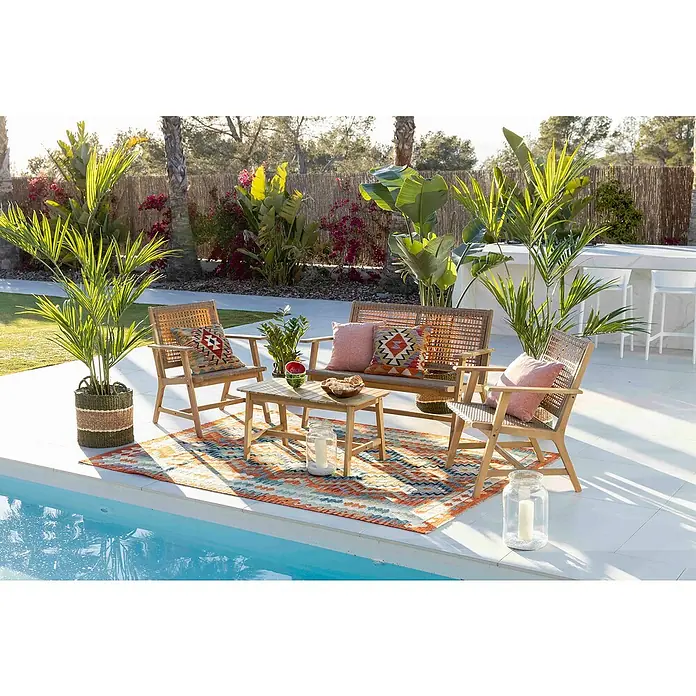 Conjunto de muebles Violeta - 4 pzs., Madera de acacia/Ratán sintético, Marrón - Diseño de terraza acogedor con asientos de ratán y alfombra colorida junto a la piscina.