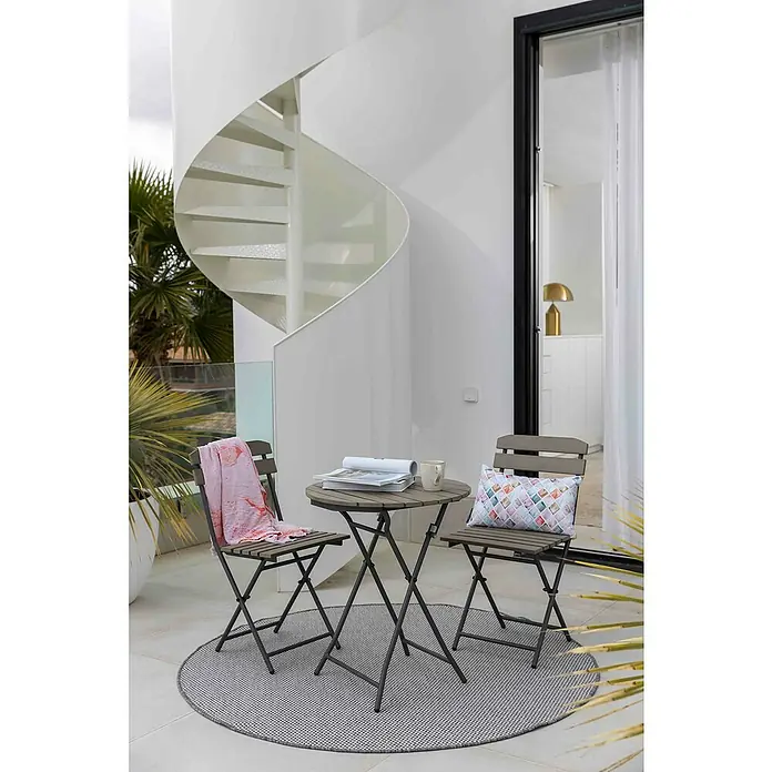 Sunfun Conjunto de muebles de balcón Verona - 3 pzs., Polipropileno/Acero, Gris - Un elegante juego de jardín con mesa plegable y sillas sobre una alfombra redonda, ideal para pequeños espacios exteriores y relax al aire libre.