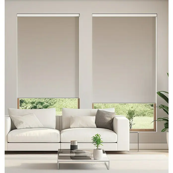 Estor enrollable Screen 5% Degradado - An x Al: 90 x 250 cm, Hummus - Dos persianas enrollables grises cubren ventanas en una sala de estar luminosa. Las persianas son opacas y brindan privacidad.
