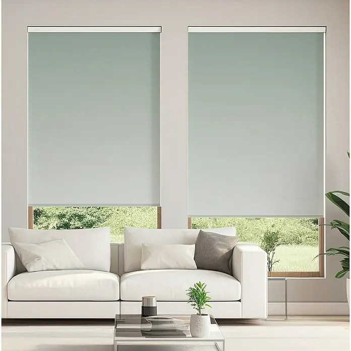 Estor enrollable Screen 5% Degradado - An x Al: 150 x 250 cm, Verde - Dos ventanas con persianas enrollables azul claro que filtran suavemente la luz del día creando un ambiente relajante.