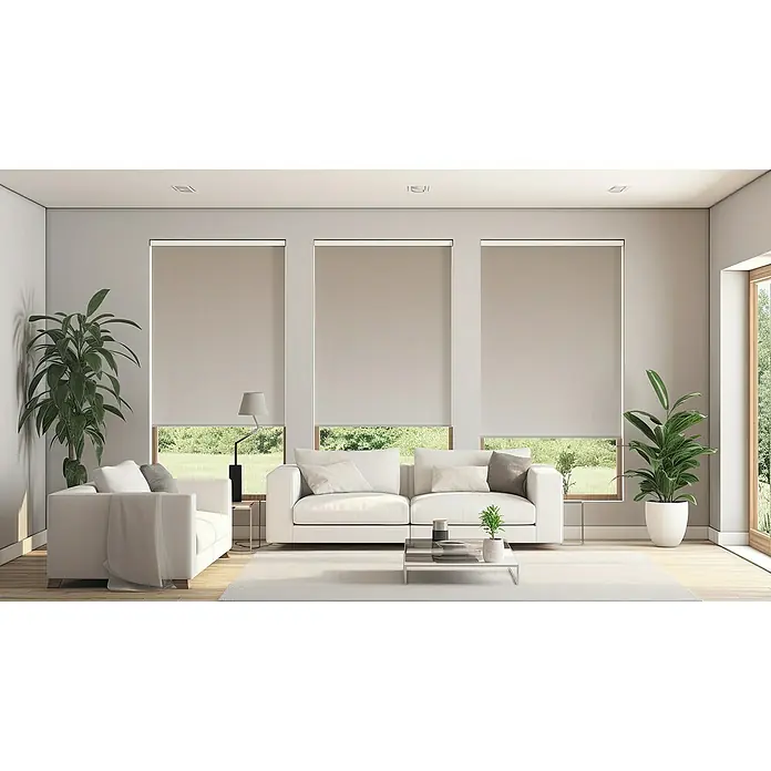 Estor enrollable Screen 5% Degradado - An x Al: 105 x 250 cm, Hummus - Sala de estar con tres ventanas equipadas con persianas enrollables grises. Las persianas ofrecen privacidad y control de la luz.