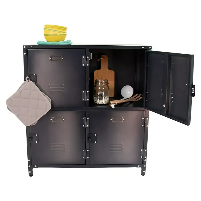 Metall-Mehrzweckschrank Vintage Industrial Style - 35 x 75 x 82,5 cm, Anzahl Türen: 4 Stk., Anzahl Fächer: 4 Stk. - Ein schwarzer Metallschrank mit vier Fächern, teilweise mit Geschirr und Küchenutensilien gefüllt, und einem Topflappen an der Seite.