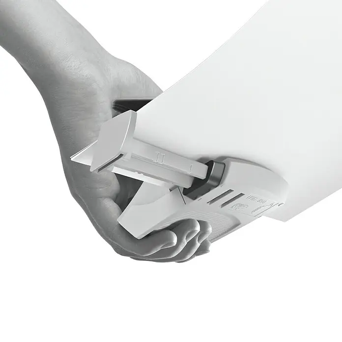 Leitz Locher New NeXXt - L x B x H: 100 x 98 x 84 mm - Eine Hand hält einen weißen Hefter, der ein Blatt Papier zusammenheftet. Präzises und effizientes Heften für Büro und Zuhause.