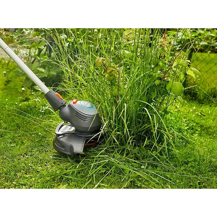 Gardena Elektro-Rasentrimmer PowerCut 650/28 - 650 W, Schnittbreite Faden: 28 cm - Akkubetriebener Trimmer in Aktion, der hohes Gras schneidet. Ideal für Gartenarbeiten und Rasenpflege mit diesem praktischen Gerät.