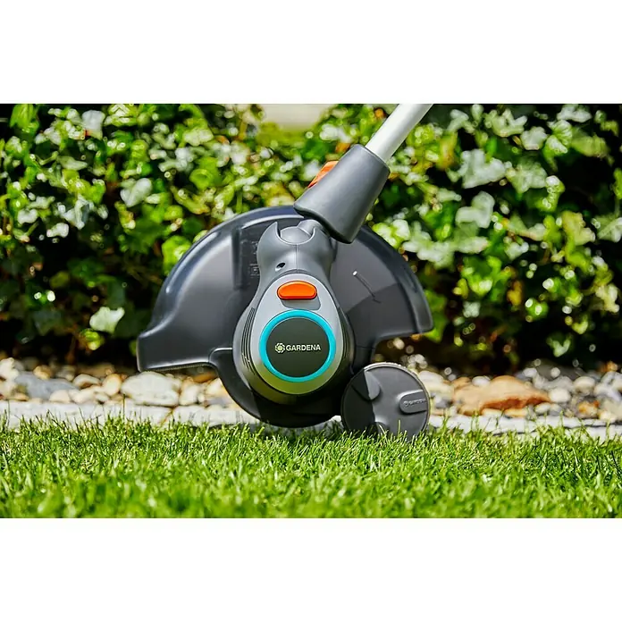 Gardena Radsatz - Passend für: Gardena Rasentrimmer ComfortCut 550/28, PowerCut 650/28 & ComfortCut Li-18/23 - Nahaufnahme eines Gardena Akku-Rasentrimmers mit Radführung und Pflanzenschutzbügel, ideal für präzise Rasenkanten und den Schutz von Pflanzen.