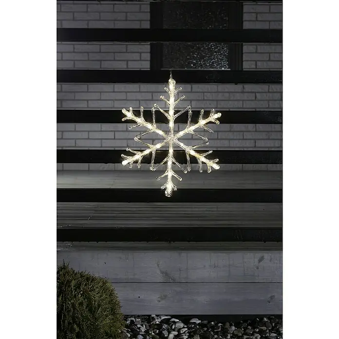 Konstsmide LED-Lichtschlauch Schneeflocke Silhouette -  - Nahaufnahme einer leuchtenden Schneeflocken-Dekoration, die an einem Geländer hängt und eine festliche Atmosphäre erzeugt.