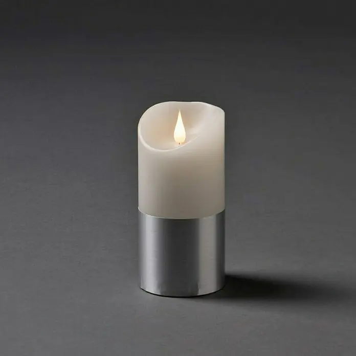 Konstsmide LED-Weihnachtskerzen - Silber, Weiß, Lichtfarbe: Warmweiß - Eine moderne LED-Kerze mit silbernem Sockel und sanft flackernder Flamme, ideal für stimmungsvolle Beleuchtung.