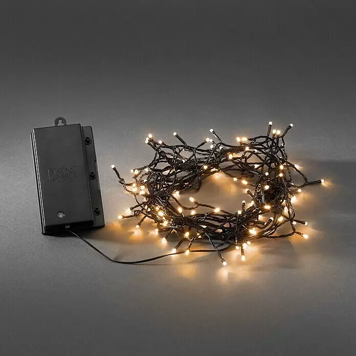 Konstsmide LED-Lichterkette - Außen, Lichtfarbe: Bernstein, Anzahl Leuchtmittel: 120 Stk., Batteriebetrieben - Warmweiße LED-Lichterkette mit schwarzem Kabel, zusammengerollt und mit schwarzem Batteriefach verbunden.