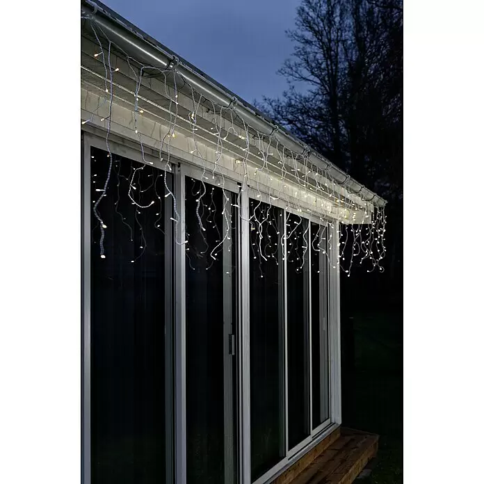 Konstsmide LED-Lichtervorhang Eisregen - Außen, 3,5 m, Bernstein, 80 Stk., Batteriebetrieben - Stimmungsaufnahme