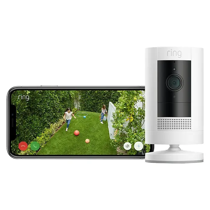 Ring Überwachungskamera außen Stick Up Cam Battery - Akkubetrieben, 1.080 Pixel (Full HD), Weiß - Intelligente Ring-Überwachungskamera mit Smartphone-App, die eine Gartenansicht mit spielenden Kindern zeigt.