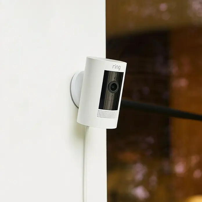 Ring Überwachungskamera außen Stick Up Cam Plug-In - Netzbetrieben, 1.080 Pixel (Full HD), Weiß - Nahaufnahme einer Ring Stick Up Cam, einer drahtlosen Sicherheitskamera für den Innen- und Außenbereich.