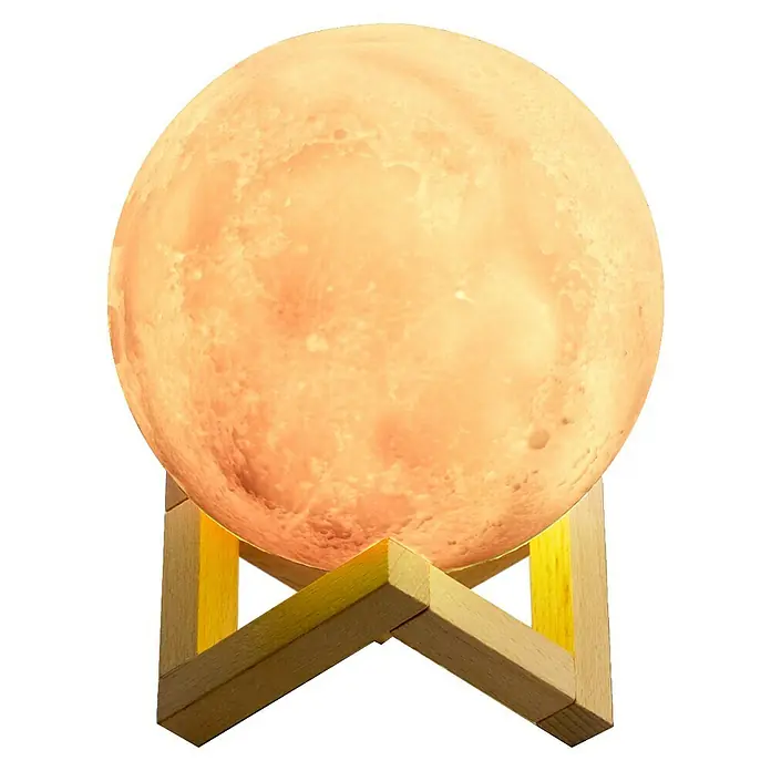Voltomat Tischleuchte Luna - 15 W, Weiß, RGB - Nahaufnahme einer leuchtenden Mondlampe auf einem Holzständer, die ein warmes, gemütliches Licht ausstrahlt.