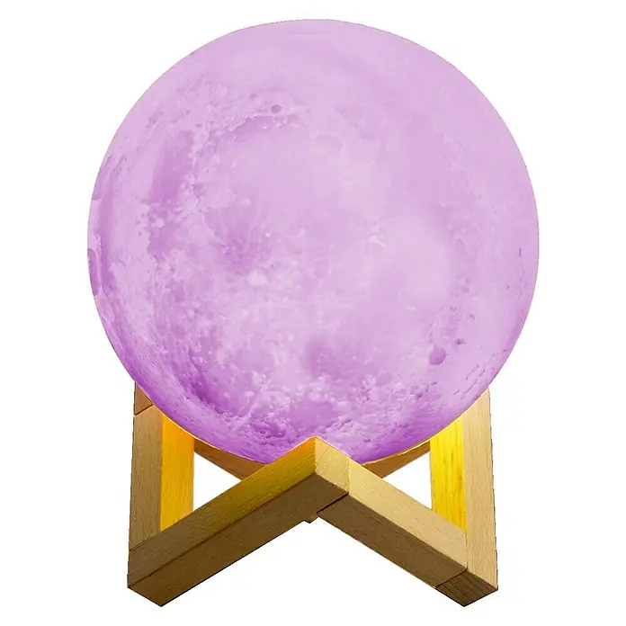Voltomat Tischleuchte Luna - 15 W, Weiß, RGB - Nahaufnahme einer lila Mondlampe auf einem Holzständer, die ein sanftes, stimmungsvolles Licht spendet.\n