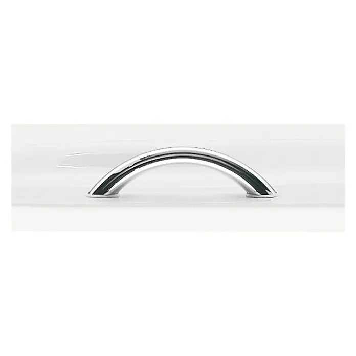 Kaldewei Wannengriff Typ A - Chrom - Nahaufnahme eines silberfarbenen Bogengriffs an einem weißen Schrank oder einer Schublade, der ein elegantes und modernes Design aufweist.