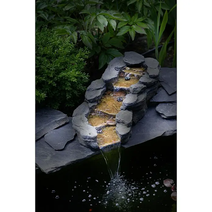 Ubbink Einbau-Wasserfall Cazorla - 74 x 34 x 29 cm, Polyresin, LED - Wunderschöner terrassenförmiger Wasserfall aus Stein mit LED-Beleuchtung, der in einen Teich mündet und eine beruhigende Atmosphäre schafft.