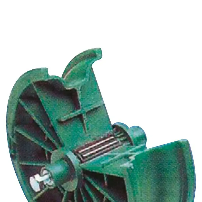 Altrad Rueda para carretilla de obra neumática CR400 - Diámetro: 40 cm, Perfil ranurado - Primer plano de un molino cortador rotatorio verde parcialmente abierto, que ofrece una visión del interior con las herramientas de corte.
