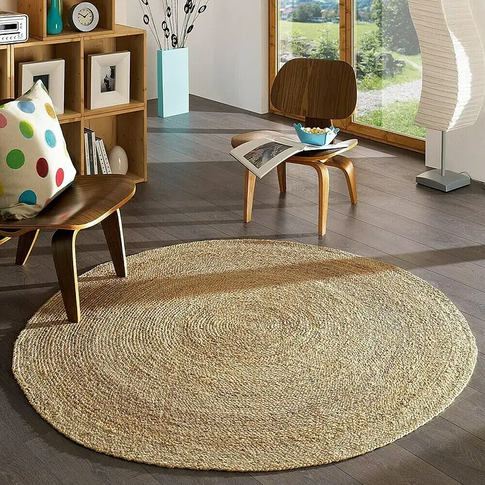 Juteteppich Jute - Natur, Durchmesser: 100 cm, 100% Jute - Einrichtungsidee mit einem runden, geflochtenen Teppich aus Naturfasern, der eine gemütliche Atmosphäre im Raum schafft.