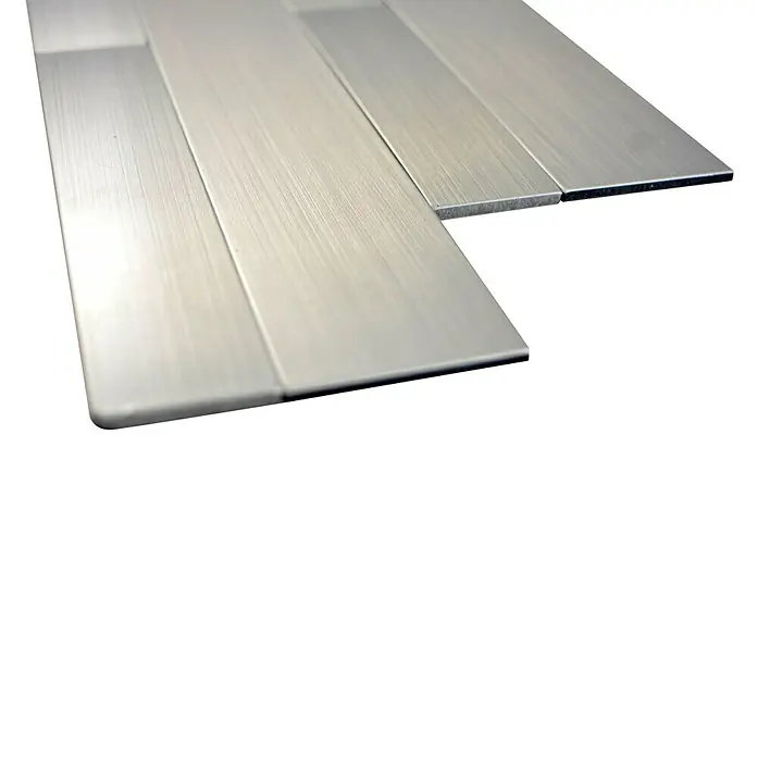 Selbstklebemosaik SAM 4WVMM - 60 x 15,2 cm, Silber, Glänzend - Das Bild zeigt moderne, silberfarbene Wandpaneele mit gebürsteter Oberfläche. Ideal für stilvolle Akzente im Innenbereich.